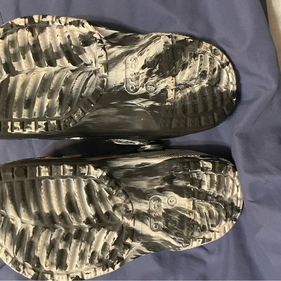 CROCS Black and White Kids Shoes never worn he didn’t like color J3 size - Picture 2 of 3